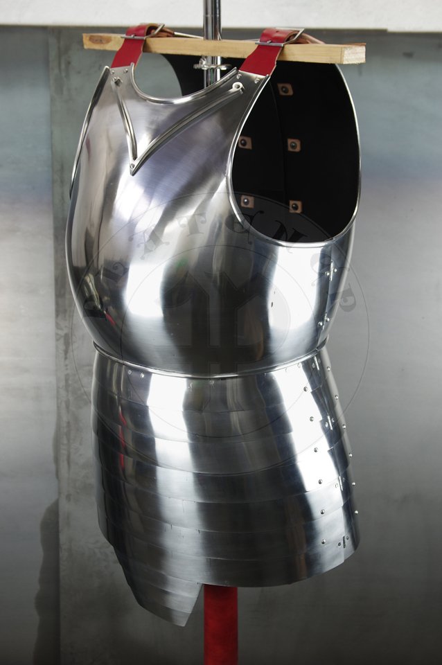 Cuirass with separate skirt in downward lapping lames construction. Backplates hinged at breastplate sides - so called reredors construction. Made of medium carbon steel of various thickness: breastplate 2 mm, backplates 1,5 mm, skirt 1,2 mm. Forged V-shaped stop rib to deflect the points of weapons away from the neck. Heat hardened and tempered up to 42 HRC. Handmade steel buckles in set./ Kirys biay z osobnym fartuchem pytowym. Naplecznik dwuczciowy przymocowany na zawiasach po bokach napiernika. Kirys wykonany ze stali redniowglowej o rnej gruboci: napiernik 2 mm, naplecznik 1,5 mm, fartuch pytowy 1,2 mm. Kuta w ksztacie V ochrona szyi. Hartowany i odpuszczany do 42 HRC. Rcznie wykonane stalowe sprzczki w zestawie.